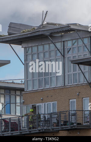 Ein Dach wieder durch sehr starke Winde geschält. Das Gebäude befindet sich neben dem Ufer der Themse in Swanscombe, Kent gelegen. Feuerwehrmänner wurden auf der Szene tennents Evakuierung aus dem Gebäude entdeckt. Mit: Atmosphäre, wo: Swanscome, Großbritannien Wann: 10 Mar 2019 Credit: WENN.com Stockfoto