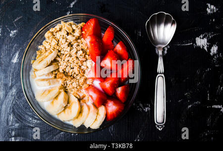 Frühstück Müsli mit Banane und Erdbeere für gesundes Essen Stockfoto