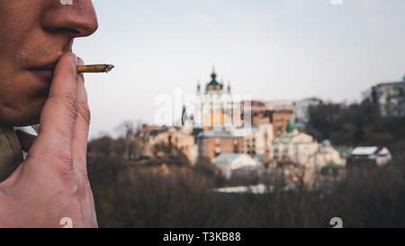 Die Person medizinisches Marihuana joint in der Hand halten. Das Rauchen von Marihuana melden Sie Stockfoto