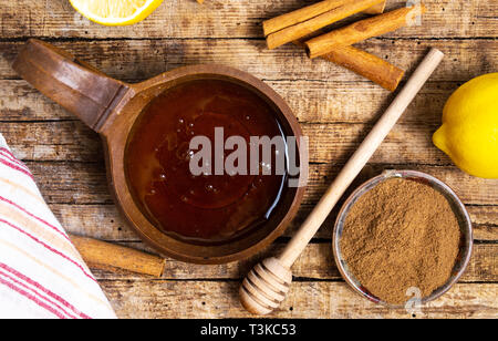 Honig und Zimt auf einem Holztisch, Ansicht von oben Stockfoto