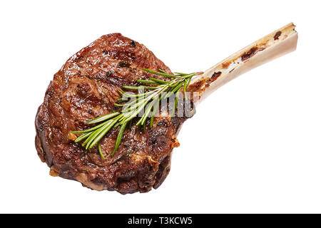 Gegrilltes Tomahawk Steak Rindfleisch isoliert auf weißem Hintergrund. Mit Rosmarin Stockfoto