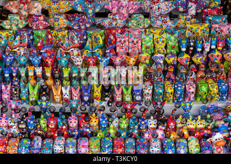 Verkauf von Souvenirs - Lustige handgefertigten Holzmöbeln Tiere in Street Market. Farbenfrohe Kinder Spielzeug und Dekoration für Innen. Ubud, Bali, Indo Stockfoto