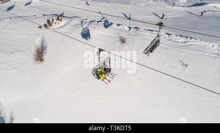 Skifahrer auf Skilift Blick von oben. Skigebiet in Europa Stockfoto