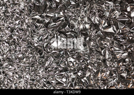 Full Frame nehmen Sie ein Blatt zerknüllt silberne Aluminiumfolie Hintergrund Stockfoto