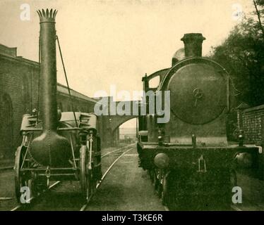 "Ein Modell der Stephensons Rocket neben einem Motor der 'George Klasse die Fünfte', Londo Creator: Unbekannt. Stockfoto