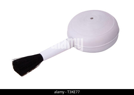 Bürste für die Reinigung der Linse auf einem weißen Hintergrund. Silikon Gebläse Glühlampe mit Bürste Stockfoto
