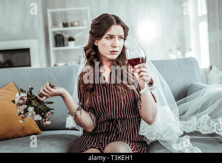 Frau trinkt Wein während der Vorbereitung für eine Hochzeit Stockfoto