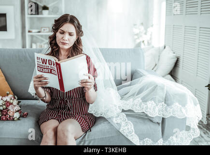 Frau mit Kopftuch ist ein Buch lesen Stockfoto