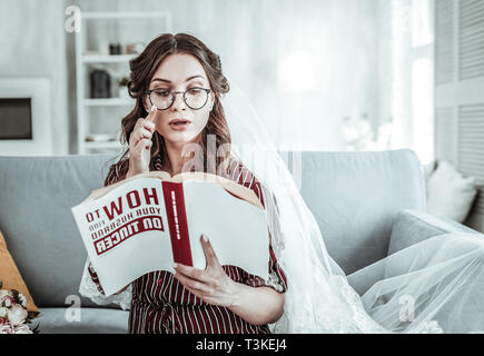 Junge Frau auf die Suche nach einem Mann lesen Stockfoto