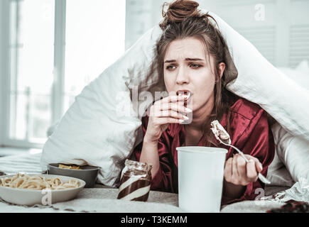 Deprimiert Frau overeating wegen Stress Stockfoto