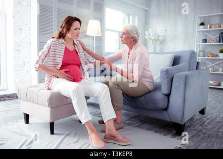 Frau Angstgefühle während einige Schmerzen im Bauch Stockfoto