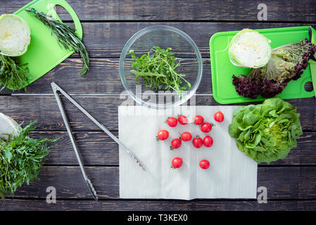 Ansicht von oben gesundes Gemüse liegen auf dem Holztisch Stockfoto