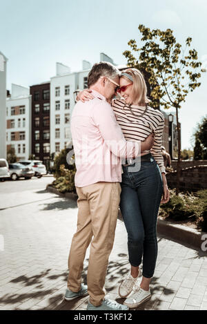 Schönen netten jungen Paar in ein romantisches Date Stockfoto