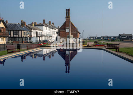 Bootfahren Teich mit Moot Hall im Hintergrund, Aldeburgh Suffolk Stockfoto