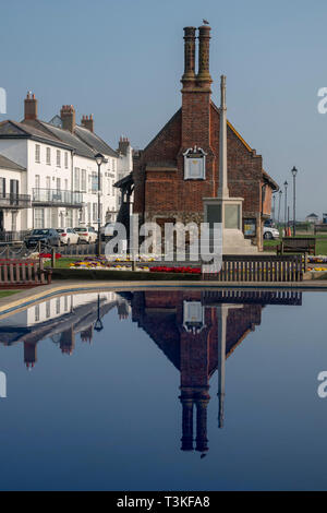 Bootfahren Teich mit Moot Hall im Hintergrund, Aldeburgh Suffolk Stockfoto