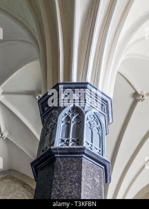 MALBORK, Polen - 15 AUGUST, 2013: gotische Kreuzgang Spalte, Teutonischen Malbork, Polen. Die Marienburg ist der größte gemauerte Festung in der Welt Stockfoto