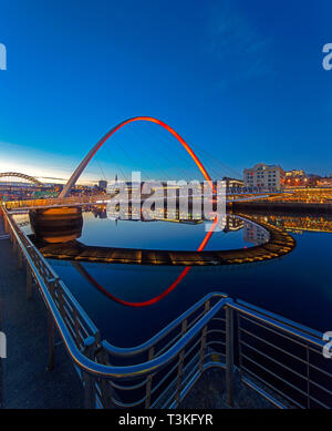 Gateshead Millennium Bridge in der Dämmerung, Gateshead, Tyne and Wear, Vereinigtes Königreich Stockfoto