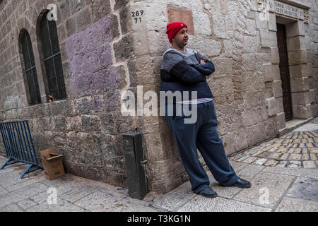 Ein palästinensischer Mann Uhren Menschen zu Fuß durch die Altstadt in Jerusalem, Israel, 15.03.19. Stockfoto