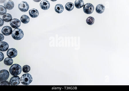 Frische Beeren Muster - Heidelbeeren, Erdbeeren, Brombeeren. Auf weißem Hintergrund, Ansicht von oben, flatlay Layout Stockfoto