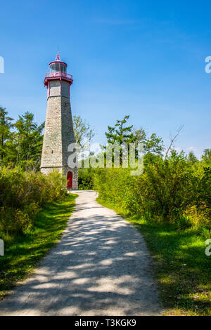 Einen halbschattigen Weg führt zu dem Stein Gibraltar Point Leuchtturm auf die Toronto Islands in Toronto, Ontario, Kanada. Stockfoto