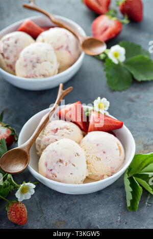Erdbeereis mit frischen Beeren Stockfoto
