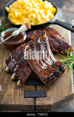 Bbq Ribs vom Grill mit Sauce Stockfoto