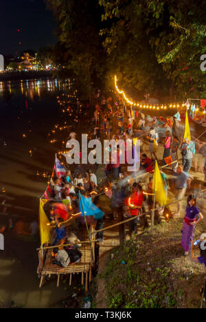 Chiang Mai, Thailand - Nov 2015: Schwimmende Laternen mit Blumen auf dem Fluss her Yi Peng (Yee Peng) Festival in Chiang Mai, motion Bild Stockfoto