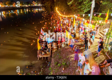 Chiang Mai, Thailand - Nov 2015: Schwimmende Laternen mit Blumen auf dem Fluss her Yi Peng (Yee Peng) Festival in Chiang Mai, motion Bild Stockfoto