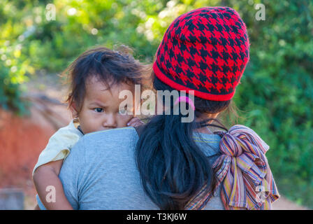 Chiang Mai, Thailand - Nov 2015: Mutter mit Red Hat ihr Baby in den Armen Stockfoto