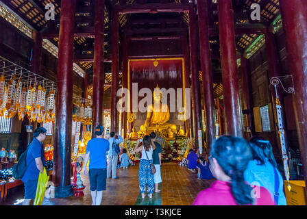 Chiang Mai, Thailand - Nov 2015: die Menschen in den Tempel betete vor dem Loi Krathong Festival. Stockfoto