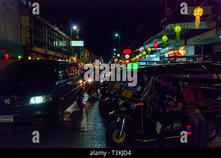 Chiang Mai, Thailand - Nov 2015: Tuk Tuk Taxi an der Straße in der Nacht warten Stockfoto