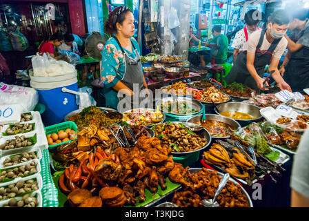 Chiang Mai, Thailand - Nov 2015: Essen bereit auf dem Nachtmarkt in Chiang Mai, Thailand bedient und gegessen werden. Stockfoto