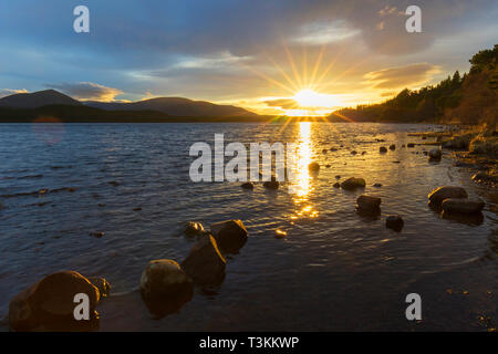 Loch Morlich und die Cairngorm Berge bei Sonnenuntergang, Cairngorms National Park in der Nähe von Aviemore, Badenoch und Strathspey, Schottland, Großbritannien Stockfoto