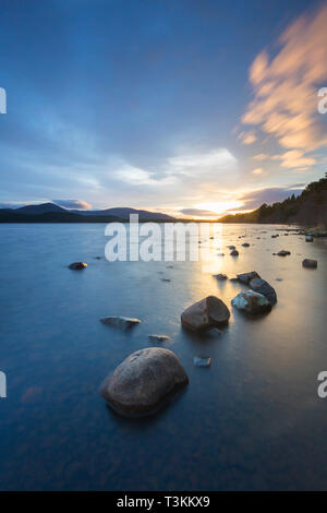 Loch Morlich und die Cairngorm Berge bei Sonnenuntergang, Cairngorms National Park in der Nähe von Aviemore, Badenoch und Strathspey, Schottland, Großbritannien Stockfoto