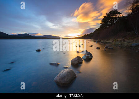 Loch Morlich und die Cairngorm Berge bei Sonnenuntergang, Cairngorms National Park in der Nähe von Aviemore, Badenoch und Strathspey, Schottland, Großbritannien Stockfoto