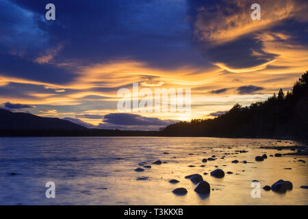 Loch Morlich und die Cairngorm Berge bei Sonnenuntergang, Cairngorms National Park in der Nähe von Aviemore, Badenoch und Strathspey, Schottland, Großbritannien Stockfoto