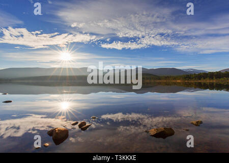 Loch Morlich und die Cairngorm Berge, Cairngorms National Park in der Nähe von Aviemore, Badenoch und Strathspey, Schottland, Großbritannien Stockfoto