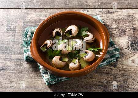 Weinbergschnecken de Bourgogne. Schnecken mit Kräutern und Knoblauch Butter. Stockfoto