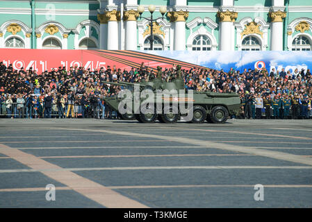 SAINT-Petersburg, Russland - Mai 06, 2018: 2 S 23 "Nona - Svk "Selbstfahrende Artillerie mounts auf die Proben für die Militärparade zu Ehren des Sieges Stockfoto