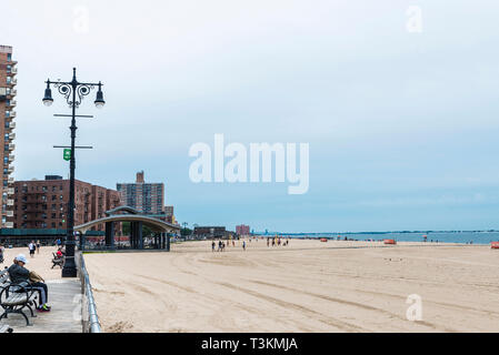 New York City, USA - 30. Juli 2018: Promenade von Coney Island Beach und Brighton Beach mit Menschen um im Sommer in New York City, USA Stockfoto