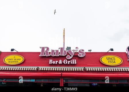 New York City, USA - 30. Juli 2018: Restaurant namens Ruby im Luna Park Amusement Park an der Strandpromenade von Coney Island Beach, Brooklyn, New York Stockfoto