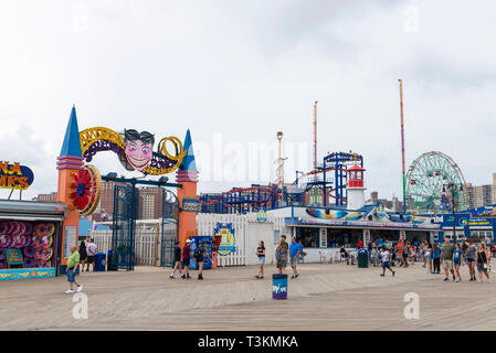 New York City, USA - 30. Juli 2018: Eingang im Luna Park Amusement Park im Sommer mit Restaurants und Menschen um in Coney Island Beach, Bach Stockfoto