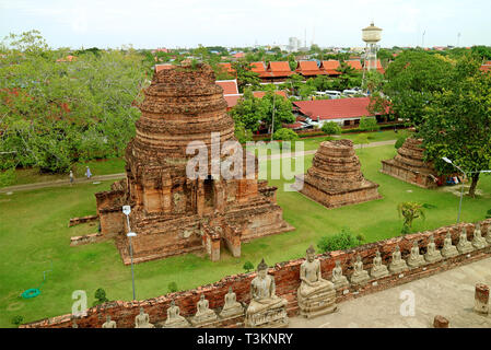 Eindrucksvolle Luftaufnahme des Stupa Ruinen und die Reihen der Buddha Bilder bei Wat Yai Chai Mongkhon Tempel in Ayutthaya Archäologische Stätte, Thailand Stockfoto