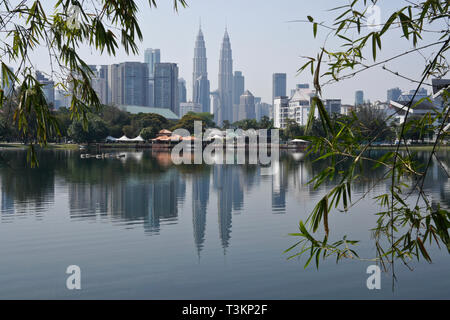 Petronas Twin Towers gesehen von titiwangsa Lake Gardens, Kuala Lumpur, Malaysia Stockfoto