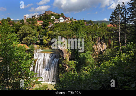 In Jajce/Bosnien und Herzegowina: Die pliva Wasserfall in Jajce, wo der Fluss Pliva entspricht den Fluss Vrbas. Stockfoto