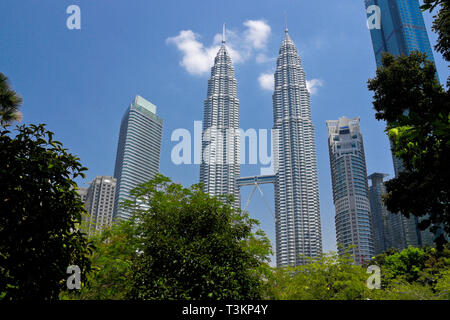 Zu den Petronas Twin Towers und Downtown Wolkenkratzer vom KLCC Park, Kuala Lumpur, Malaysia gesehen Stockfoto