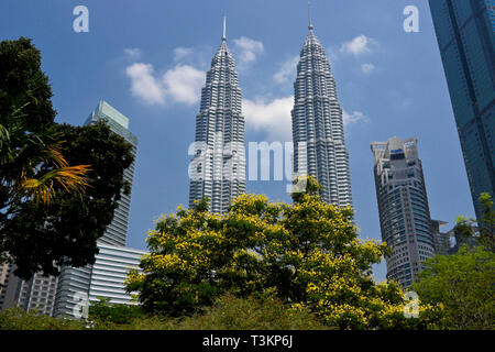 Zu den Petronas Twin Towers und Downtown Wolkenkratzer vom KLCC Park, Kuala Lumpur, Malaysia gesehen Stockfoto