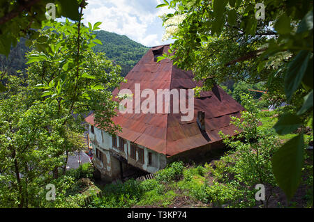 In Jajce/Bosnien und Herzegowina: Typisch traditionellen bosnischen Haus am Hang unterhalb der Festung Stockfoto