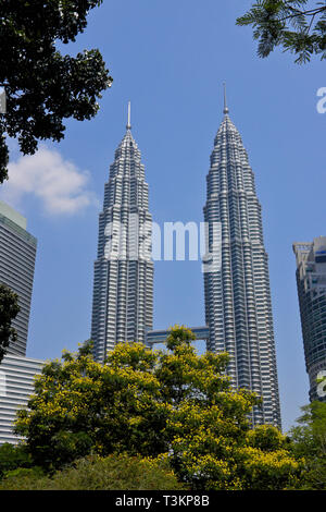 Zu den Petronas Twin Towers und Downtown Wolkenkratzer vom KLCC Park, Kuala Lumpur, Malaysia gesehen Stockfoto