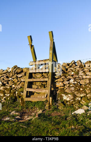 Eine Leiter zauntritte Überqueren einer Trockenmauer in Derbyshire, Großbritannien. Stockfoto